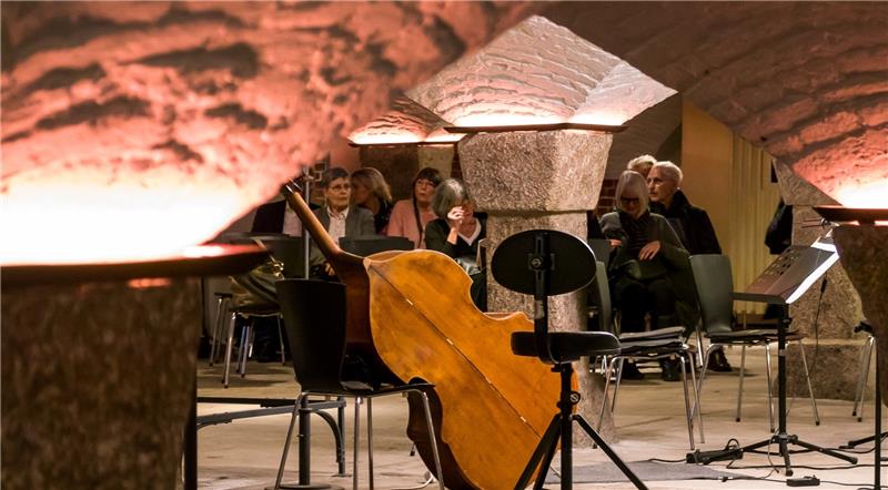 Zuhörer warten in der Krypta von St. Michaelis auf den Beginn eines Konzertes mit dem Kontrabass . Foto Ursula Klepper
