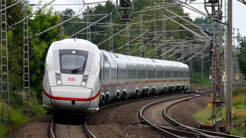 Bahnstrecke Hamburg-Berlin soll lückenlosen 5G-Mobilfunk erhalten Zukünftig sollen Passagiere mit lückenlosem Handynetz Zugfahren können.