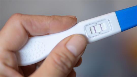 Zukunftsängste wirken sich auch auf den Kinderwunsch aus. (Symbolbild)