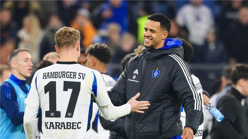 Zuletzt Zuschauer dabei, nun wieder im Kader des HSV: Robert Glatzel (M) steht vor seinem Comeback.
