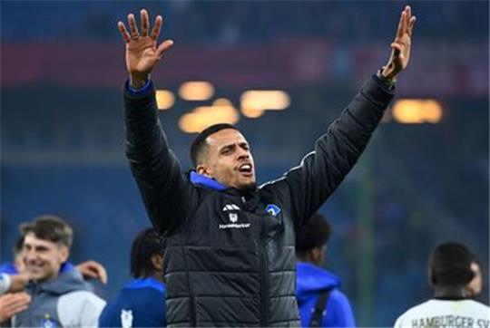 Zuletzt als Zuschauer, nun wieder im Kader des HSV: Robert Glatzel (M) steht vor seinem Comeback.