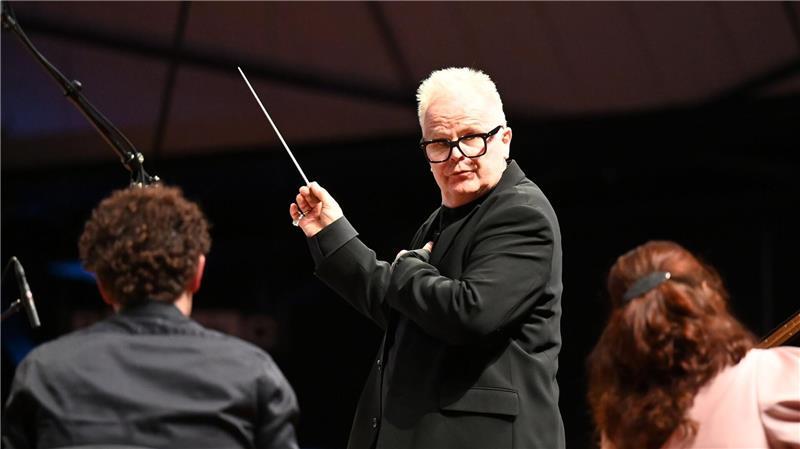 Zuletzt hat er auch zum Taktstock gegriffen, wie hier in Neumünster: Grönemeyer will Stillstand vermeiden. 