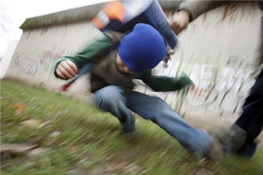 Zuletzt sind Gewalttaten unter Kindern und Jugendlichen bundesweit in die Schlagzeilen geraten (Symbolbild). Foto: Oliver Berg/dpa