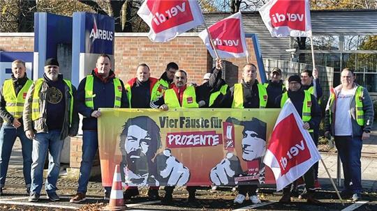 Mit Bud Spencer und Terence Hill auf dem Plakat streiken Feuerwehrleute des Stader Airbus-Werks für einen Tarifvertrag. 