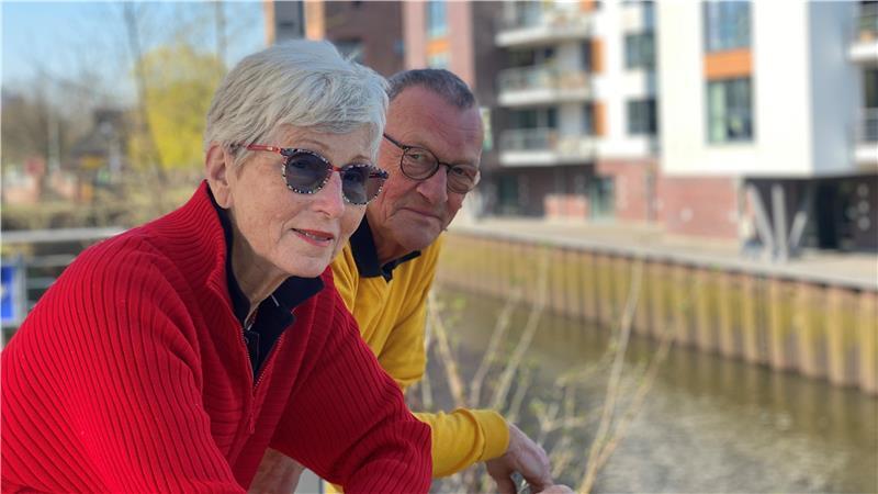 Krebs-Tod der Tochter: Wie diese Buxtehuderin ihre Trauer bewältigt Helga Peters und Heinz-Lothar Penner an dem Geländer der Kulturforum-Terrasse, im Hintergrund die Wohnhäuser am Wasser