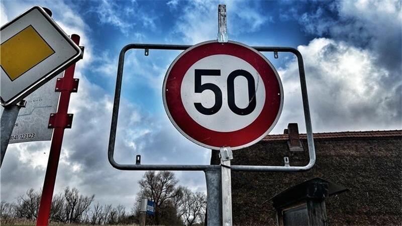 Gefahr für Autofahrer: Vandalen beschädigen Verkehrsschilder rund um Drochtersen schwer Zuletzt wurden Ortsschilder im Landkreis gestohlen. Jetzt wurden Stopp- und Vorfahrtsschilder beschädigt.
