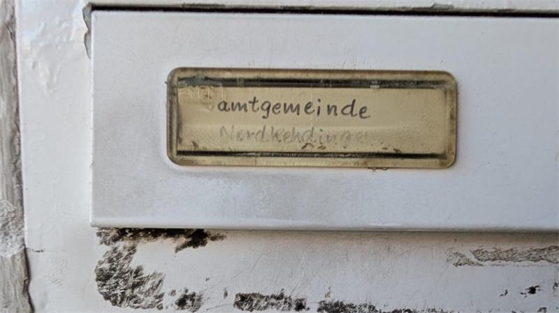 Zum 1. Januar 2027 wird auch das Briefkastenschild am Rathaus mit dem Schriftzug „Gemeinde Nordkehdingen“ ersetzt werden müssen.