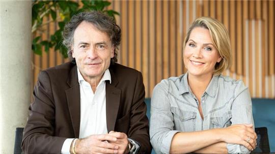 Zum 50. Geburtstag der Sendung „3nach9“ von Radio Bremen geben die Moderatoren Giovanni di Lorenzo und Judith Rakers Einblicke in ihre Arbeit.