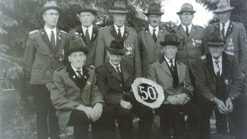 Zum 50-jährigen Jubiläum feierten acht Gründungsväter mit. Kommandeur Ebeling und Präsident Dietrich Richters nahmen die Jubilare in ihre Mitte: Gustav Schilling, Heinrich Tietje, August Tietje, Wilhelm Sieb, Heinrich Toborg, Heinrich von Allwörden, Claus Tietje und Claus Eilsen.