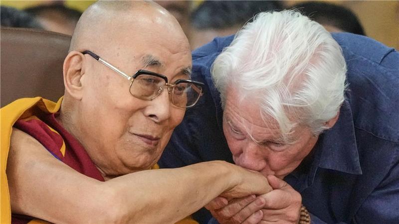 Bilder des Tages Zum 90. Geburtstag: Richard Gere küsst Hand des Dalai Lama
