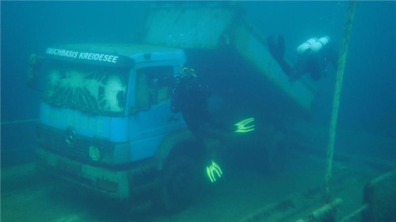 Zum Abkippen bereit: Durch einen Trichter geht es dahinter weiter hinunter, bis auf 20 Meter Tiefe und unter 9° C. An der tiefsten Stelle ist der Kreidesee 60 Meter tief.