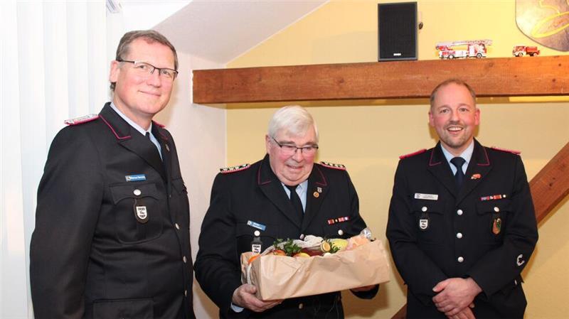 Feuerwehr Harsefeld: Schwerer Verkehrsunfall bleibt in Erinnerung Zum Abschied gab es für Günter Kachmann (Mitte) einen Präsentkorb von Ortsbrandmeister Matthias Strasdas (rechts) und dem Vize-Ortsbrandmeister und stellvertretenden Kreisbrandmeister Marcus Hinrichs.