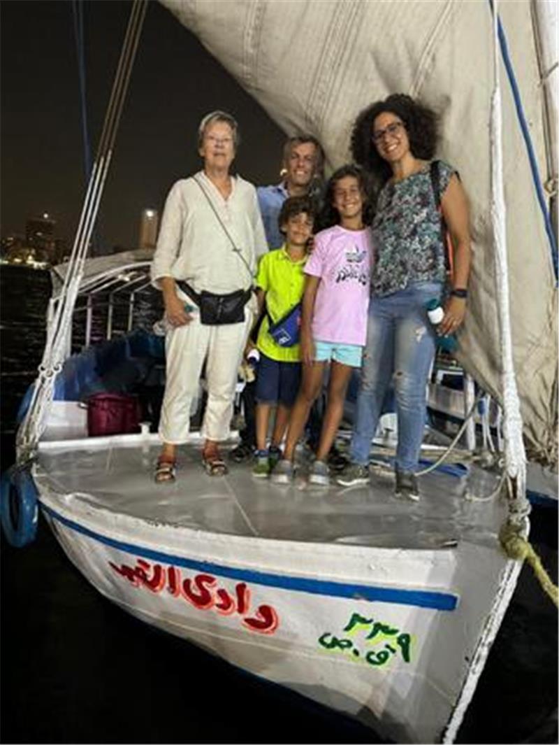 Mit 66 Jahren als Leih-Oma nach Kairo Zum Abschied unternimmt die Familie mit Ulrike Weichert eine Fahrt auf dem Nil mit einer Feluke, einem kleinen Segelboot. Foto: Privat