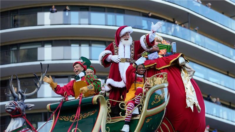Zum Abschluss der Parade erklärt Santa Claus die Weihnachtssaison für eröffnet.