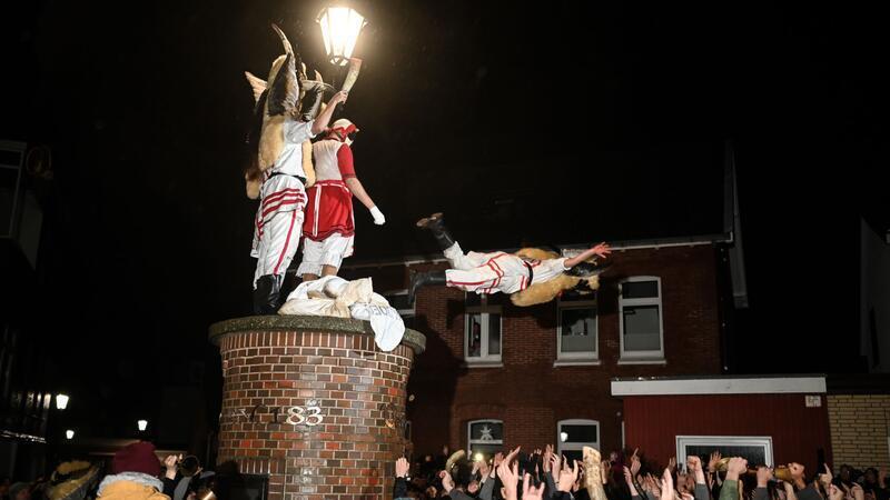 Zum Abschluss des Festes stürzen sich die Klaasohms von einer Säule in eine Menschenmenge. (Archivbild)