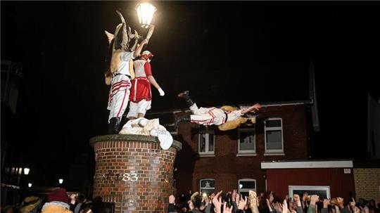 Zum Abschluss des Festes stürzen sich die Klaasohms von einer Säule in eine Menschenmenge. (Archivbild)