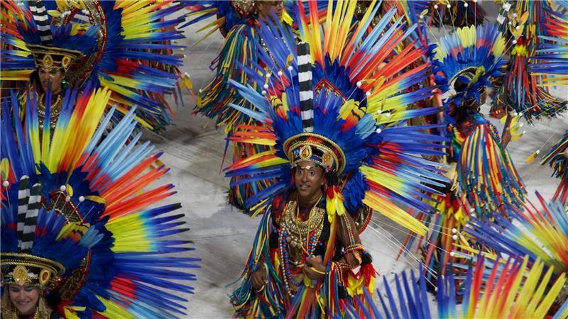 Zum Abschluss des Karnevals in Rio de Janeiro treten die sechs besten Sambaschulen auf.