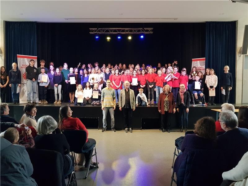 Zum Abschluss des Preisträgerkonzerts des Wettbewerbs Jugend musiziert im Buxtehuder Forum Süd gab es Urkunden. Foto: Winter