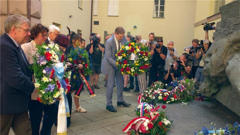 Zum Abschluss des Sudetendeutschen Tags wurden an einem ehemaligen Gestapo-Gefängnis Kränze und Blumen niedergelegt.
