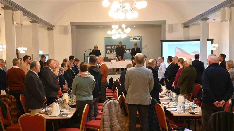 Zum Abschluss wird die Nationalhymne gesungen.