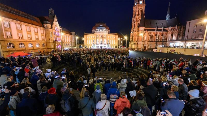 Zum Abschluss wird gemeinsam gesungen: In Chemnitz ist am Samstag das Kulturhauptstadtjahr offiziell verabschiedet worden. 