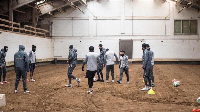 Zum Abschluss wurde gekickt. Die Spieler nahmen dabei Rücksicht auf die Pferde im Stall.
