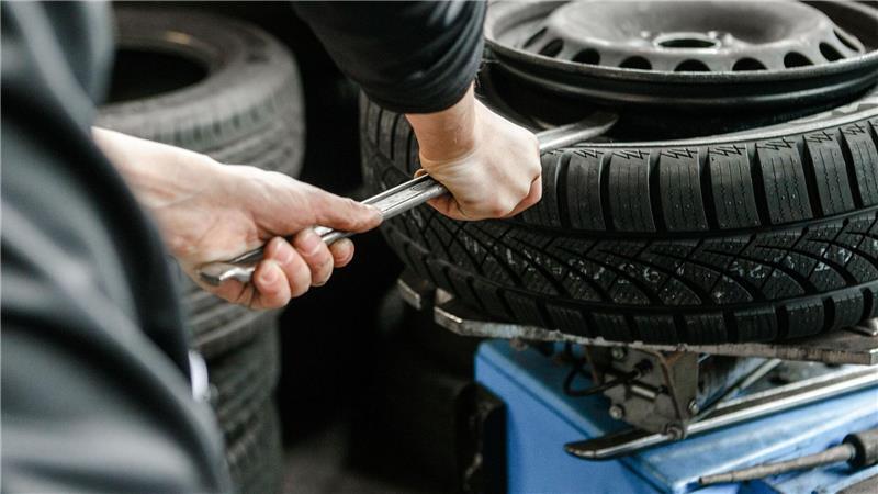 Zum Abziehen des Reifens von der Felge benötigt man ein Montier-Eisen.