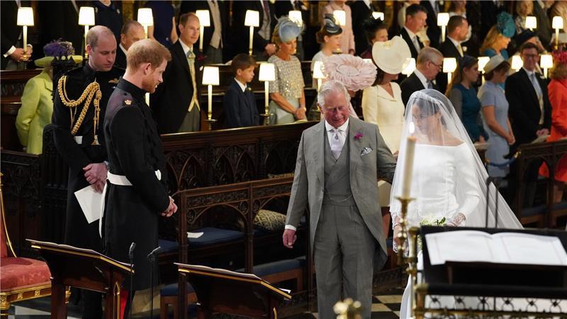 Herzogin Meghan meldet sich bei krankem Vater Zum Altar wurde Meghan von Charles geführt. (Archivbild)