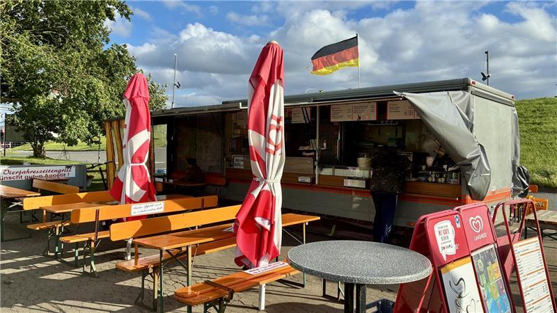 Wo ist die WM-Euphorie? Ein Streifzug durch den Kreis Stade nach dem 7:1 Zum Anpfiff um 19 Uhr sind etwa ein Dutzend Besucher am Lühe-Anleger.