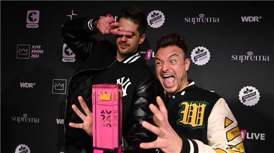 Zum Auftakt am 20. Juni soll auf der IdeenExpo das Pop-Duo SDP auftreten. Hier feierte die Band aus Berlin 2024 nach der Verleihung des Musikpreises „1Live Krone“ ihren Preis. (Archivbild)