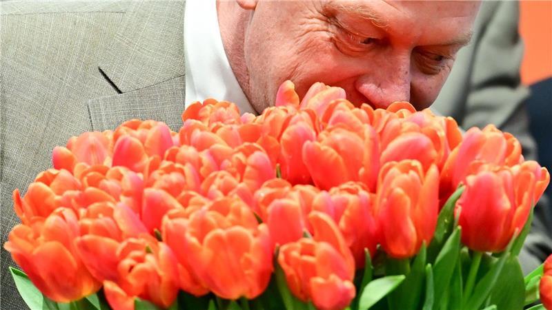 Zum Auftakt der Grünen Woche: Minister Rainer riecht an niederländischen Tulpen