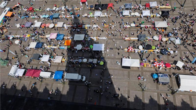 Zum Auftakt der Hamburger Stiftungstage stellen sich rund 160 Stiftungen, Organisationen und Initiativen auf dem Rathausmarkt bei „Hamburgs längster Tafel für Demokratie, Vielfalt und Zusammenhalt“ vor.