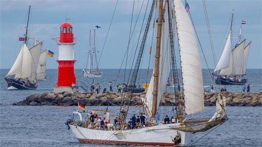 Zum Auftakt der Hanse Sail fahren Segler vor Warnemünde. 