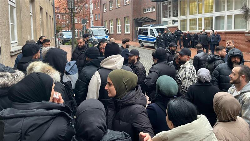 „Wir lassen nicht zu, dass kriminelle Clans unseren Rechtsstaat missachten“ Zum Auftakt des Mordpozesses am 5. November war der Andrang der Zuschauer groß.