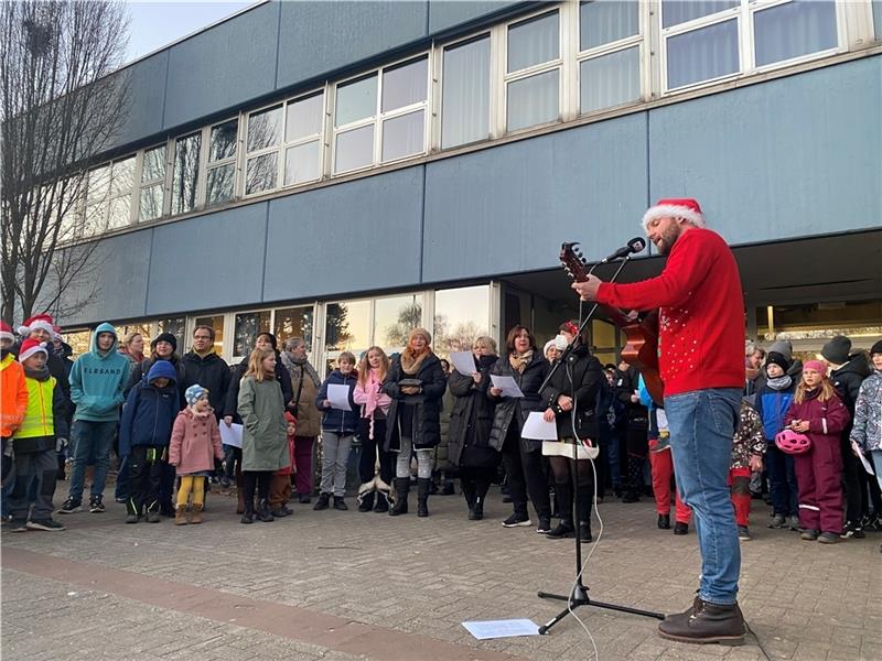 Zum Auftakt des weihnachtlichen Nachmittags an der IGS singt Lehrer Hanke Blendermann mit Schülern, Lehrern und Eltern. Foto: Weselmann