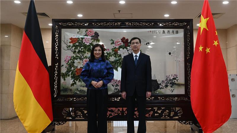 Zwischen Vorsicht und Fairness - Reiches China-Spagat Zum Auftakt ihrer Reise traf Reiche den chinesischen Spitzenbeamten Zhou Haibing.