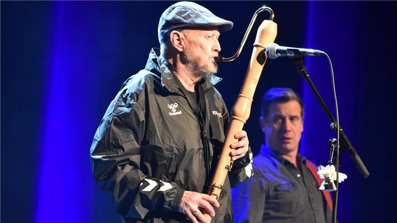 Zum Auftakt zückt Torfrock-Urgestein Klaus Büchner gleich mal die Bassblockföte.