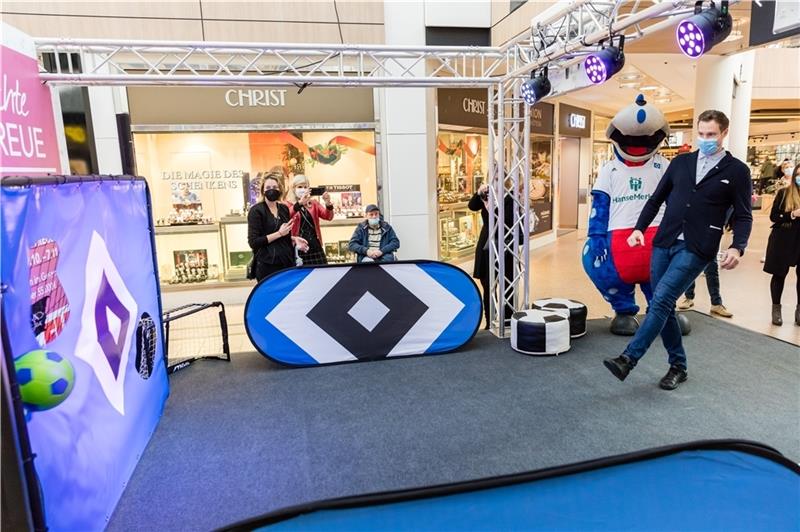Zum Auftakt zur Geburtstagswoche versuchte sich HSV-Präsident Marcell Jansen beim Torwandschießen im Elbe-Einkaufszentrum. Foto: Nils Kramer
