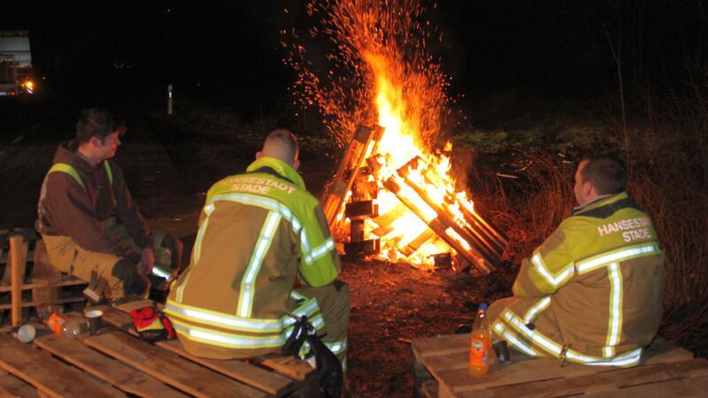 Zum Aufwärmen wurde ein Lagerfeuer entzündet.
