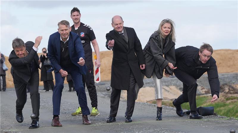 Zum Baustart bei Heide kam auch der damalige Bundeskanzler Olaf Scholz (SPD, Dritter von rechts). (Archivbild)