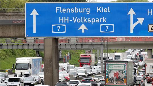 Zum Beginn der Herbstferien erwarten ADAC und Flughafen Hamburg eine Reisewelle. (Symbolbild)
