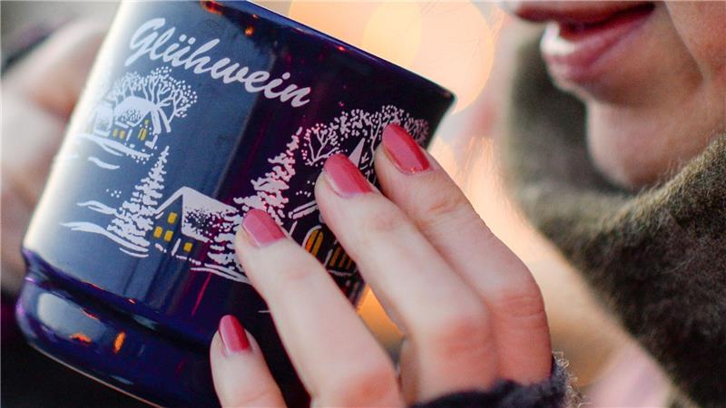 Zum Besuch auf dem Weihnachtsmarkt gehört er für viele dazu: Der Glühwein - gerne mit Schuss - scheint ideal zum Aufwärmen, doch der Effekt ist nur kurzzeitig und trügerisch. (Symbolbild)
