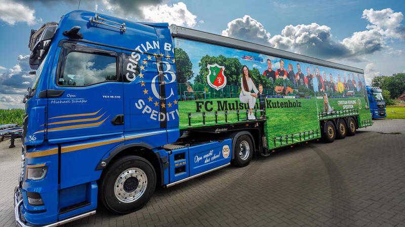 Warum der FC Mulsum/Kutenholz quer durch Europa fährt Zum Bohling-Fuhrpark gehören 30 Fahrzeuge. Ein Lkw-Anhänger ist mit einer Mu/Ku-Plane ausgestattet.