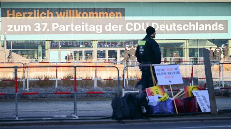 Proteste zum CDU-Parteitag - rund 700 Polizisten vor Ort Zum Bundesparteitag der CDU ist die Polizei mit Hunderten Beamten im Einsatz.