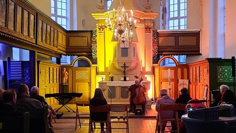 Wie Barockmusik nach Primzahlen klingt: Konzert in der Himmelpfortener Kirche Zum Cello-Konzert lädt die Kulturkiche Himmelpforten nach St. Marien ein. Ludwig Frankmar ist nach 2022 zum zweiten Mal in Himmelpforten zu Gast.