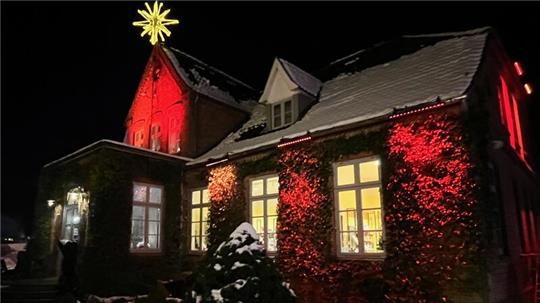 Zum Christkindmarkt leuchtet die Villa von Issendorff in Himmelpforten. Sowohl mit dem Markt als auch mit der Villa und ihrer Nutzung beschäftigt sich nun die Politik.