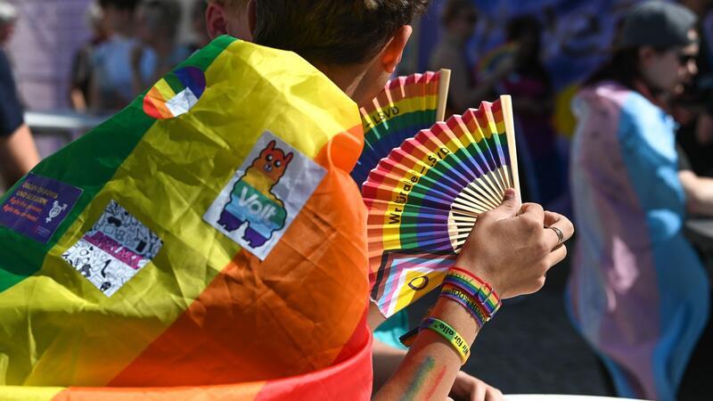 Zum Christopher Street Day in Magdeburg gab es eine queere Parade mit Hunderten Teilnehmerinnen und Teilnehmern durch die Innenstadt. (Archivbild)