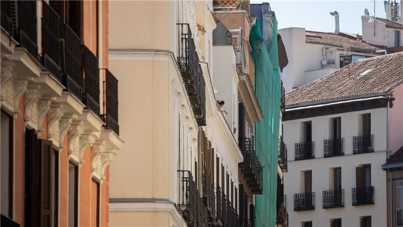 Vier Tote nach Gebäudeeinsturz in Madrid Zum Einsatz kamen auch Spürhunde und Drohnen.