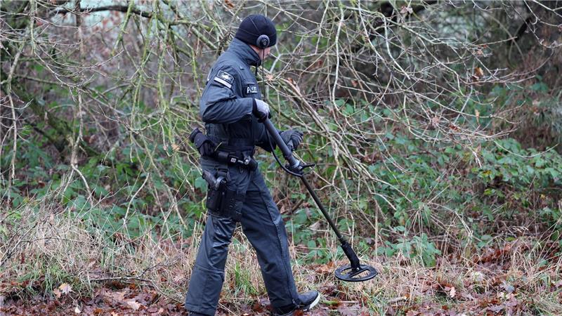 Zum Einsatz kamen erneut auch Metalldetektoren.