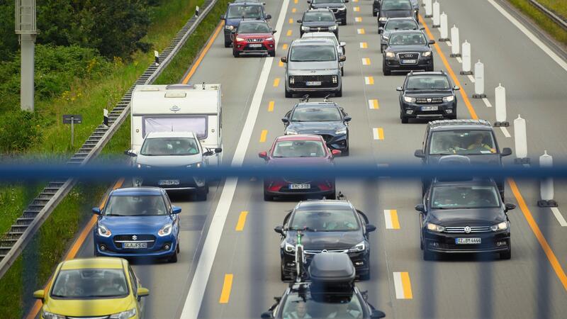 Volle Autobahnen zum Ferienende in Niedersachsen und Bremen Zum Ende der Ferien staut es sich in Niedersachsen. (Archivbild)